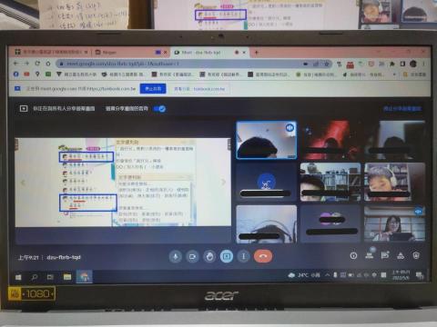 張碧娟 - 疫情期間，帶領學生以google meet視訊上課。