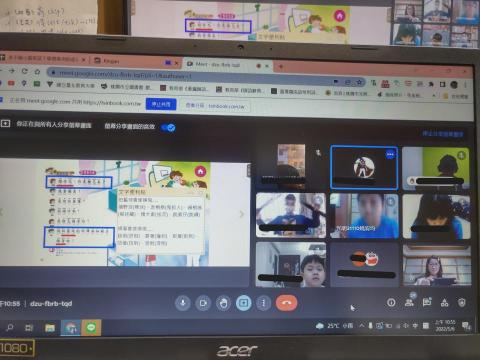 張碧娟 - 疫情期間，帶領學生以google meet視訊上課。