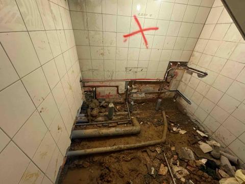 許廷瑜 - 廁所管路修改