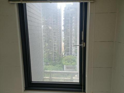 炘煜美居企業社 - 浴室窗戶清潔前