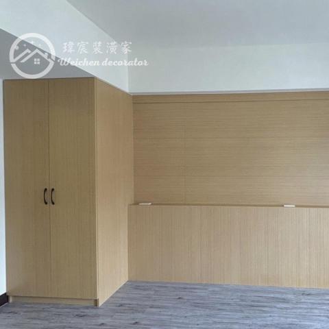 瑋宸裝潢家工程行 - 將衣櫃巧妙地安置在樑柱下方，不僅充分利用了空間，為房間增添了儲物功能。精巧而實用，看似無用的空間轉變為實用的收納空間。