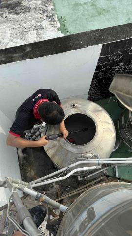 杊沐森企業_鳳屏分店 - 水塔清洗，使用高壓水槍、吸塵器等工法幫客戶完成清潔，非侵入式不會破壞水塔內鍍膜層；不管洗幾顆，就算只有1顆，每次施工均有2位師傅到場確保安全(我們的師傅均有相關安全證照喔)
