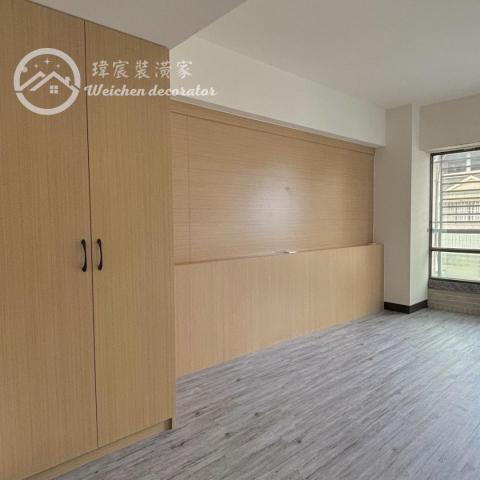 瑋宸裝潢家工程行 - 將衣櫃巧妙地安置在樑柱下方，不僅充分利用了空間，為房間增添了儲物功能。精巧而實用，看似無用的空間轉變為實用的收納空間。
?請網搜 FB/iG:瑋宸裝潢家詢問 感謝~