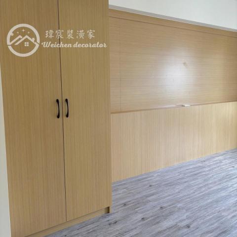 瑋宸裝潢家工程行 - 將衣櫃巧妙地安置在樑柱下方，不僅充分利用了空間，為房間增添了儲物功能。精巧而實用，看似無用的空間轉變為實用的收納空間。
?請網搜 FB/iG:瑋宸裝潢家詢問 感謝~