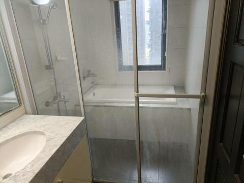 炘煜美居企業社 - 淋浴間拉門水垢清潔前