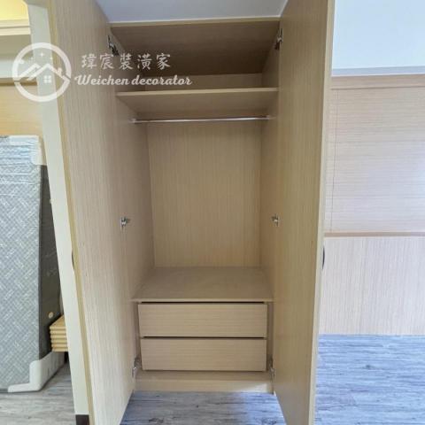 瑋宸裝潢家工程行 - 將衣櫃巧妙地安置在樑柱下方，不僅充分利用了空間，為房間增添了儲物功能。精巧而實用，看似無用的空間轉變為實用的收納空間。