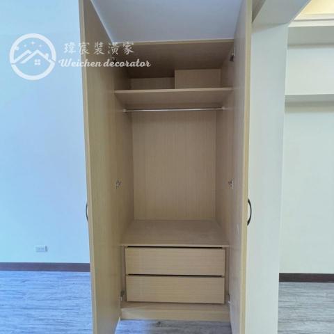 瑋宸裝潢家工程行 - 將衣櫃巧妙地安置在樑柱下方，不僅充分利用了空間，為房間增添了儲物功能。精巧而實用，看似無用的空間轉變為實用的收納空間。