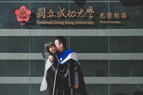 Wei Lin - 情侶學士服寫真