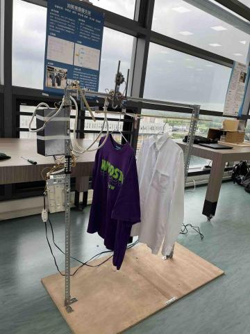 柯基 - PLC專題佳作—自動衣架(可偵測水分將衣物收下) 柯基 - PLC專題佳作—自動衣架(可偵測水分將衣物收下)