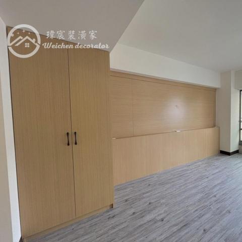 瑋宸裝潢家工程行 - 將衣櫃巧妙地安置在樑柱下方，不僅充分利用了空間，為房間增添了儲物功能。精巧而實用，看似無用的空間轉變為實用的收納空間。
?請網搜 FB/iG:瑋宸裝潢家詢問 感謝~