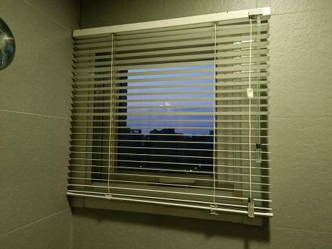 炘煜美居企業社 - 浴室百頁窗簾清潔後