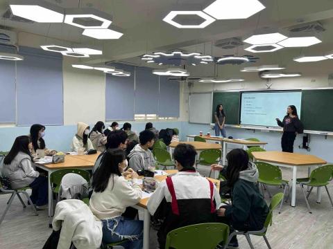 周安郁 - 在三重高中擔任外師