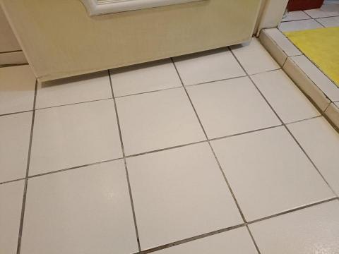 炘煜美居企業社 - 浴室地板水垢清潔後