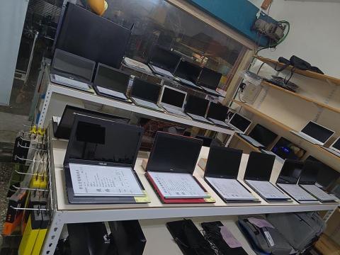 年輪資訊社 筆電專賣 - 店內實機