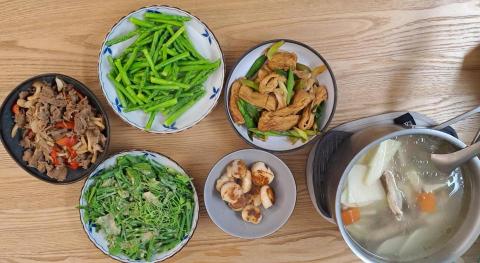 徐錫娟 - 鴻禧菇炒肉片，清炒蘆筍，蒜苗豆皮，煎干貝，龍鬚菜佐胡麻醬，竹筍雞湯