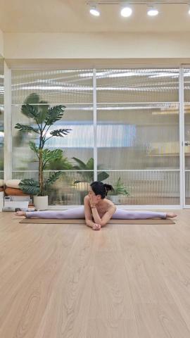 Angel - 循序漸進的練習橫劈，可以幫助開闢髖部肌肉和增加髖關節的靈活性。這對於那些長期坐在辦公桌前或缺乏運動的人來說尤其重要，因為這些因素可能會導致髖部肌肉變得緊繃和不靈活。透過橫劈練習，你可以增強和拉伸這些肌肉，有助於維持髖部健康和靈活性。