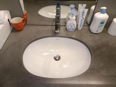 炘煜美居企業社 - 浴室洗手檯清潔後