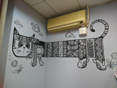 海風禾語設計工作室 / Wusami Design - 鞋店之主視覺牆- 貓咪圖騰彩繪，結合店名"JR"於圖案中。