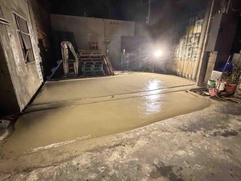 耀築企業社 社團：水泥地鋪設 - 倉庫門口鐵門斜坡灌漿