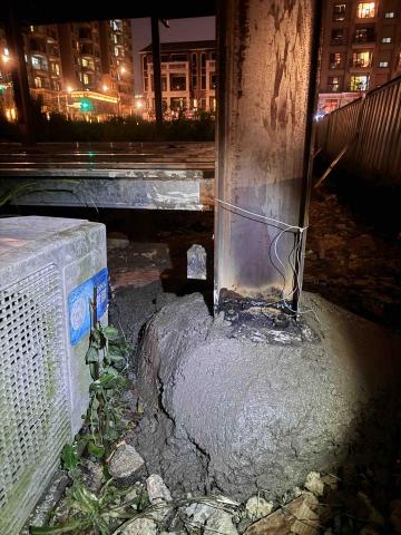 耀築企業社 社團：水泥地鋪設 - 預售屋柱頭灌水泥基座