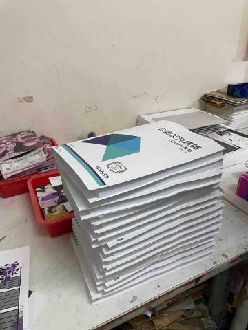 瓏豫形象工作室 - 膠裝完成，準備收邊裁切