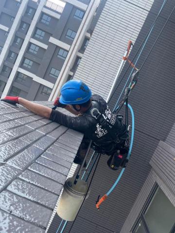 豪傑高空團隊工程行 - 建案粗批清洗（除水泥）