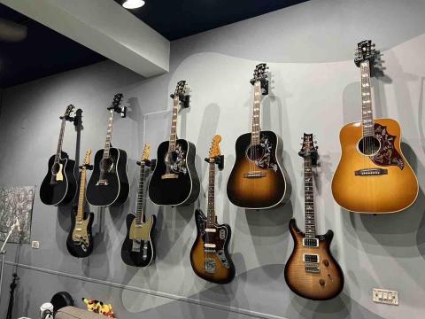 [之喜Chelsea]高雄吉他彈唱 - 工作室提供新舊樂器販售、教學、練團；學生不方便帶琴上課亦可出借。