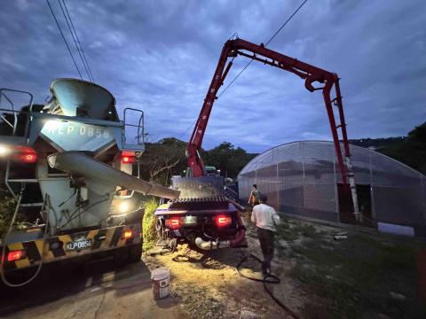 耀築企業社 社團：水泥地鋪設 - 溫室棚地坪灌漿