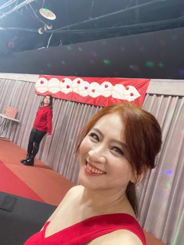 Vicky Chen - 台北府宴餐廳尾牙活動企劃、主持

這是一場公家單位的尾牙活動，想必是稍微拘束一點的，但我們一樣靠著流程企劃、甚至歌手選曲及主持現場功力，成功將氣氛帶起來，不只讓長官私人捐出許多紅包給同仁抽獎，還從主桌到台上來和同仁尬舞喔！