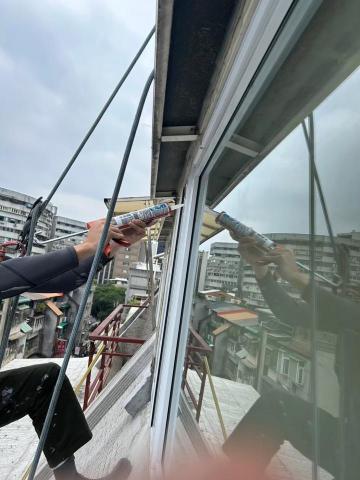 豪傑高空團隊工程行 - 矽利康修補