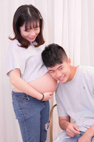 小李攝影工作室 -  孕婦寫真棚拍