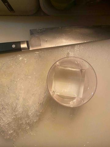 Kyu Tea -酒裡茶香 - 備料日記，就連全透明的冰塊我們都自己手工切