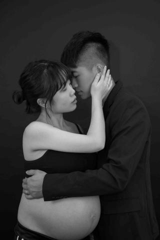 小李攝影工作室 -  孕婦寫真棚拍
