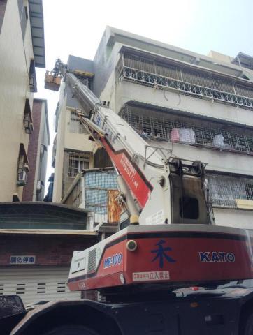 邑光防水隔熱工程 - 民宅外牆高空作業實景（高空吊車施工）