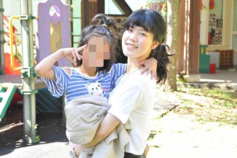 林佳穎 - 課間協助照顧小朋友