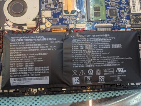 戰哥電腦個人工作室 - 電池鼓包、外殼損毀，協助拆卸並更換新的電池