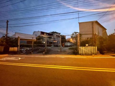 阿郎 - 拆除鐵門及新鐵門約4米高