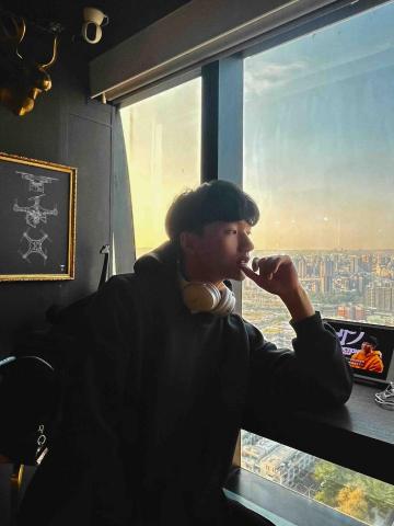 劉瀚毅 - 我喜歡找不同的咖啡廳不管是做報告、看看國外新聞、看看書......等等