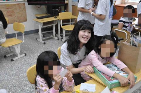 林佳穎 - 營隊期間帶領小朋友進行教案