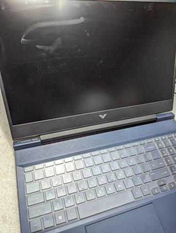 戰哥電腦個人工作室 - 清潔外觀，另貼上螢幕保護貼，防止不可逆的刮痕出現在面板上