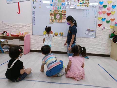 陳金瑜 - 去年於何嘉仁幼兒園教導寶貝們認識五官。