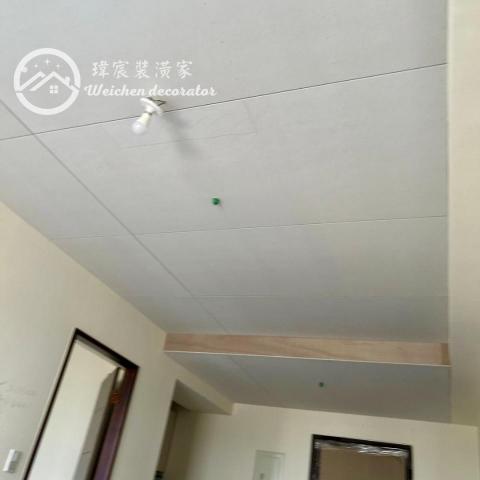 瑋宸裝潢家工程行 - 1. 簡約美學打造環保家居，選擇矽酸鈣材質，優雅與環保並重。
2. 舒適與耐久的完美結合。
3. 管線隱形術，絕妙遮蓋，由矽酸鈣呈現與巧妙遮掩。
4. 綠色建築的明智之選，矽酸鈣天花板。