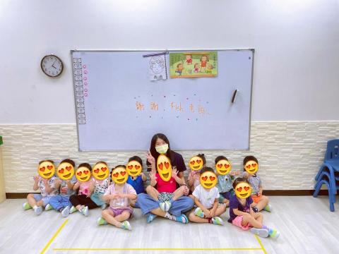 陳金瑜 - 去年於何嘉仁幼兒園擔任助理教保員，於任職的最後一天與班上的寶貝們合影留念。