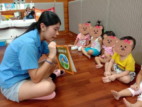 陳金瑜 - 2023年於新店托嬰中心實習，講故事給寶貝們聽。