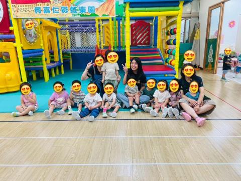 陳金瑜 - 今年於何嘉仁幼兒園擔任助理教保員，於任職的最後一天與班上的寶貝們合影留念。