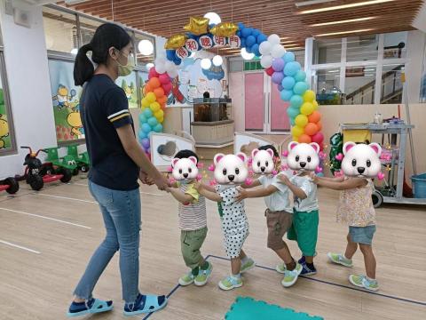 陳金瑜 - 去年於何嘉仁幼兒園擔任助理教保員，訓練幼幼班的寶貝們走線去洗手間，養成生活習慣。