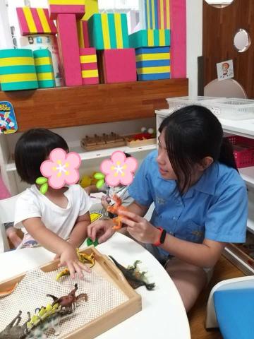 陳金瑜 - 2023年於新店托嬰中心實習，陪伴寶貝玩玩具。