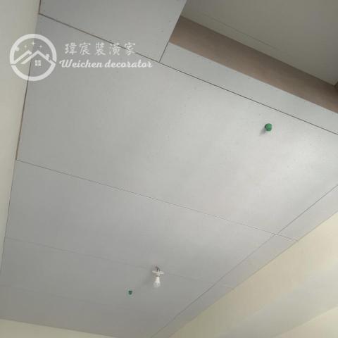 瑋宸裝潢家工程行 - 1. 簡約美學打造環保家居，選擇矽酸鈣材質，優雅與環保並重。
2. 舒適與耐久的完美結合。
3. 管線隱形術，絕妙遮蓋，由矽酸鈣呈現與巧妙遮掩。
4. 綠色建築的明智之選，矽酸鈣天花板。