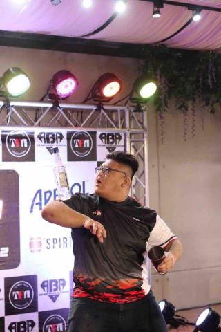 Kyu Tea -酒裡茶香 - 我們花調調酒師是拿比賽金牌的