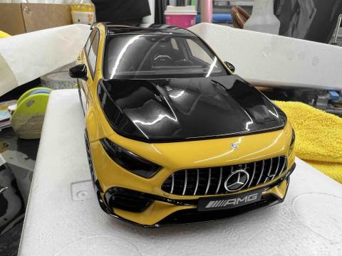 張皓鈞 - 1:43 賓士A45s 模型車 
大燈燻黑
引擎蓋改色膜黑化
誰說只有真車可以包膜，模型車照樣施工